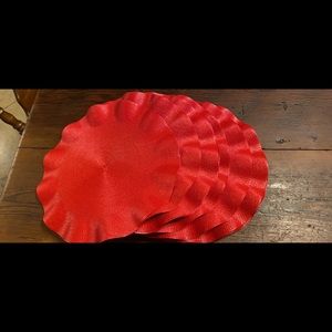 Scalloped edge natural fiber placemats